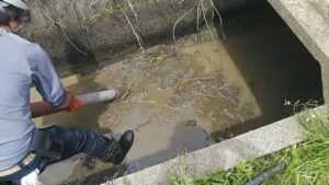 側溝清掃3＿株式会社ビルカン