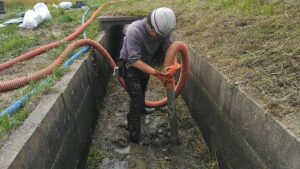 側溝清掃5＿株式会社ビルカ